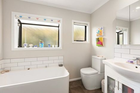 Photo of property in 60 Link Road, Newlands, Wellington, 6037