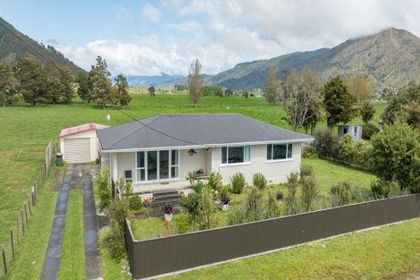 Photo of property in 138 Waller Street, Murchison, 7007