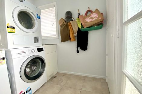 Photo of property in 67 Beach Road, Te Atatu Peninsula, Auckland, 0610