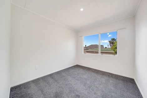 Photo of property in 2 Netherlands Avenue, Kelston, Auckland, 0602