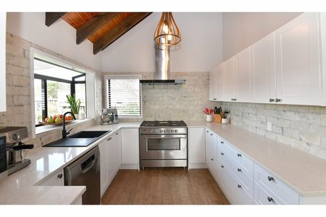 Photo of property in 11 Moffat Road, Red Beach, 0932