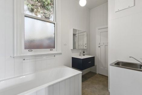 Photo of property in 186 Oriental Parade, Oriental Bay, Wellington, 6011