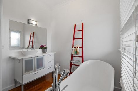 Photo of property in 14 Rimu Street, Strandon, New Plymouth, 4312