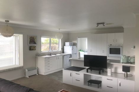 Photo of property in 28 Rewarewa Road, Te Atatu Peninsula, Auckland, 0610