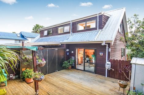 Photo of property in 74 Colwill Road, Massey, Auckland, 0614