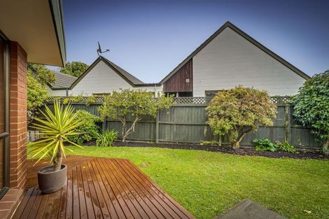 Photo of property in 12 Esher Place, Saint Martins, Christchurch, 8022