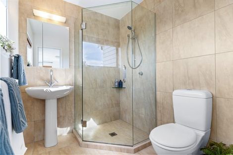 Photo of property in 2/9 Folkestone Street, Murrays Bay, Auckland, 0630