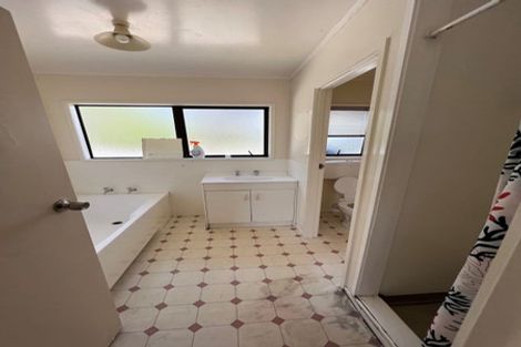 Photo of property in 28 Orton Street, Glenfield, Auckland, 0627
