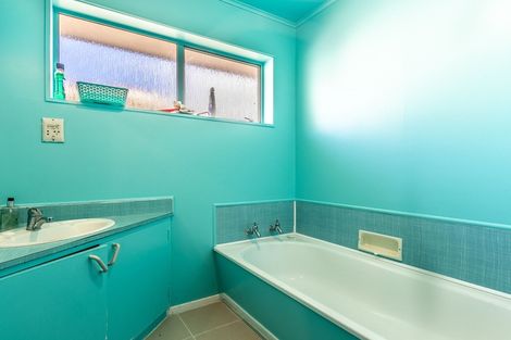 Photo of property in 37 Edgecombe Street, Newlands, Wellington, 6037