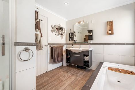 Photo of property in 52 Katherine Mansfield Drive, Whitemans Valley, Upper Hutt, 5371