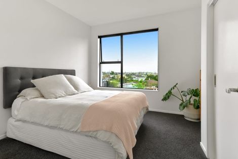 Photo of property in 3/15 Chivalry Road, Glenfield, Auckland, 0629
