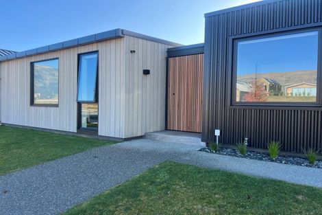 Photo of property in 17 Doug Ledgerwood Drive, Wanaka, 9305