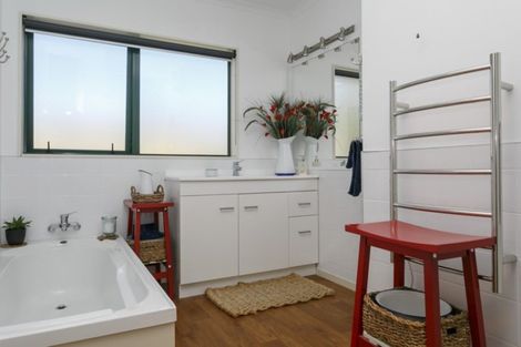 Photo of property in 30 Fairview Terrace, Waipahihi, Taupo, 3330