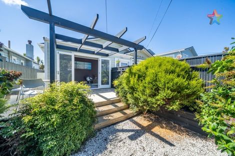 Photo of property in 10 Palm Avenue, Lyall Bay, Wellington, 6022