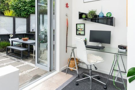 Photo of property in 20 Tiketike Way, Brooklyn, Wellington, 6021