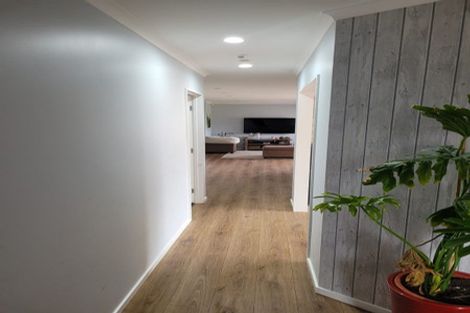 Photo of property in 17 Fleetwood Drive, Henderson, Auckland, 0612