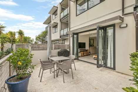 Photo of property in 2a/2 Frieston Road, Milford, Auckland, 0620