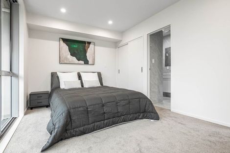 Photo of property in 1/10 Vinifera Place, Fairview Heights, Auckland, 0632