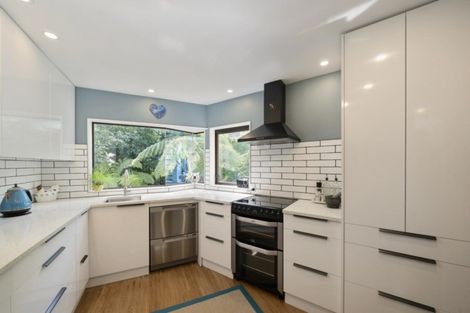 Photo of property in 1 Kakariki Grove, Waikanae, 5036
