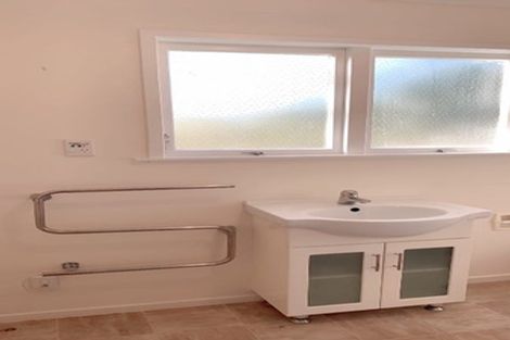 Photo of property in 20 Lake Road, Northcote, Auckland, 0627