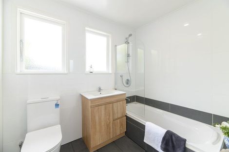Photo of property in 70d Lincoln Park Avenue, Massey, Auckland, 0614