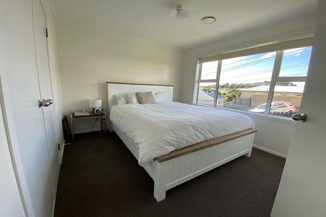 Photo of property in 32 Kenmore Street, Newlands, Wellington, 6037