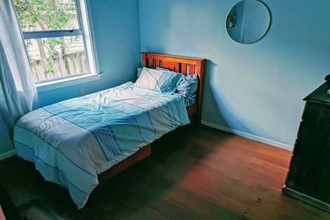 Photo of property in 17 Golf Road, New Lynn, Auckland, 0600