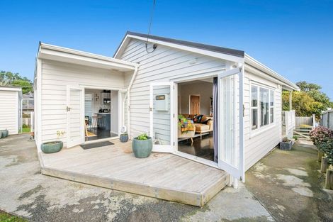 Photo of property in 16 St James Avenue, Helensville, 0800