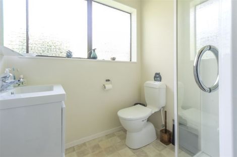 Photo of property in 4f2 Stewart Drive, Newlands, Wellington, 6037