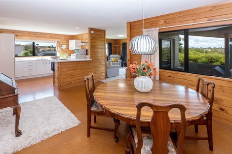 Photo of property in 7 Coubray Place, Botany Downs, Auckland, 2010