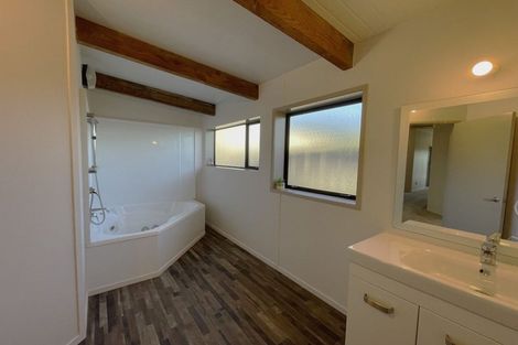Photo of property in 2 Arthur Road, Paraite, New Plymouth, 4373
