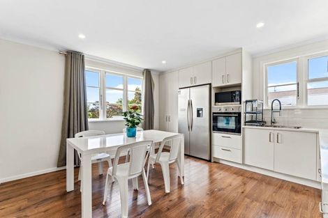 Photo of property in 37 Queen Mary Avenue, New Lynn, Auckland, 0600