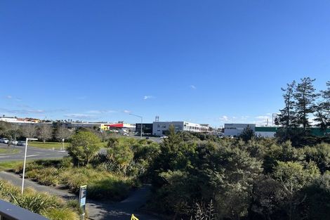 Photo of property in 10/28 Westgate Drive, Westgate, Auckland, 0614