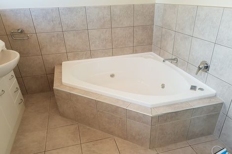 Photo of property in 239 Hill Road, The Gardens, Auckland, 2105