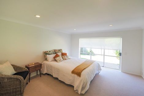 Photo of property in 17 Crown Hill, Paraparaumu, 5032