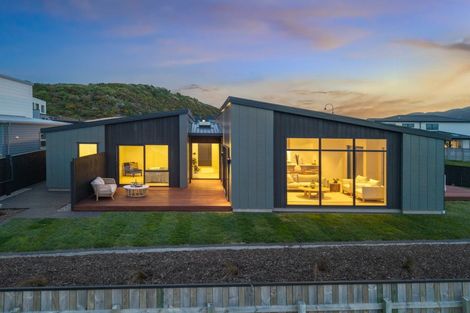 Photo of property in 6 Okupe Grove, Aotea, Porirua, 5024