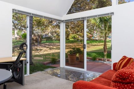 Photo of property in 25 Oakpark Place, West Harbour, Auckland, 0618