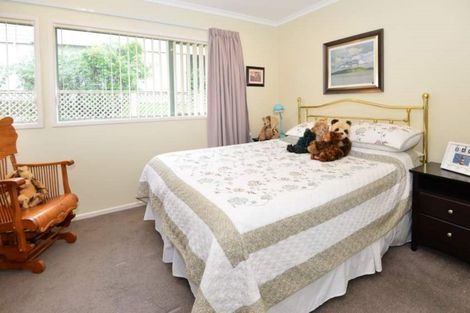 Photo of property in 5 Montcalm Close, Orewa, 0931
