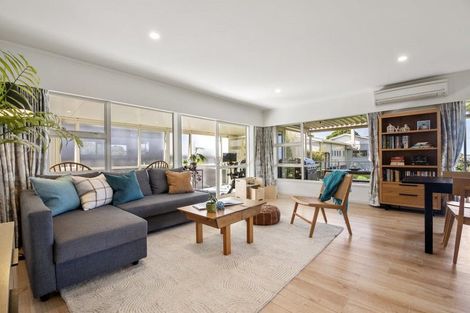 Photo of property in 1/3 Hall Road, Glenfield, Auckland, 0629