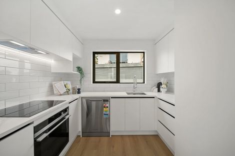 Photo of property in 3/1088 Beach Road, Torbay, Auckland, 0630