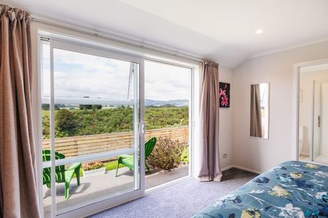 Photo of property in 132 Johnstone Drive, Fitzherbert, Palmerston North, 4410