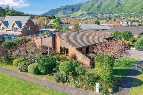 Photo of property in 1 Manu Grove, Waikanae, 5036