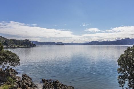 Photo of property in 353 Karaka Bay Road, Karaka Bays, Wellington, 6022