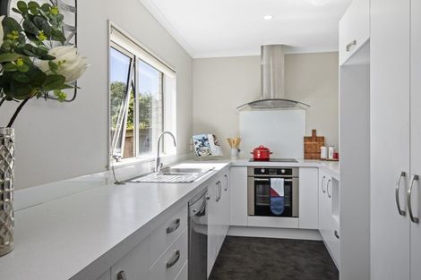 Photo of property in 16 Pono Place, Waiuku, 2123