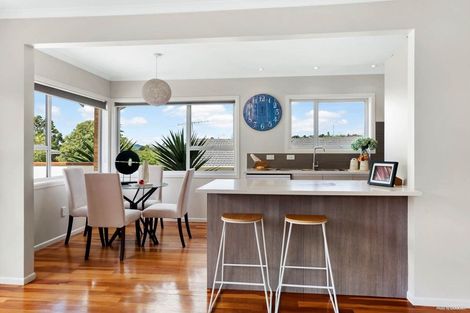 Photo of property in 19 Sovereign Place, Glenfield, Auckland, 0629