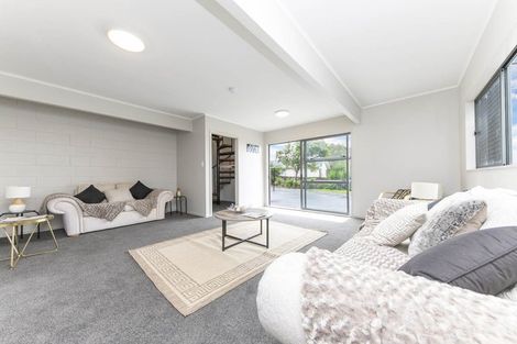 Photo of property in 35 Kemp Road, Massey, Auckland, 0614