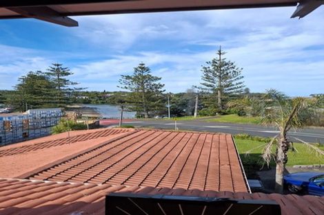 Photo of property in 2/918 Beach Road, Waiake, Auckland, 0630