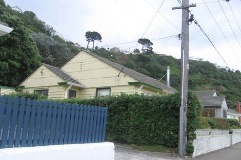 Photo of property in 316 Queens Drive, Lyall Bay, Wellington, 6022