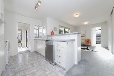 Photo of property in 4 Wyatt Place, Glendene, Auckland, 0602