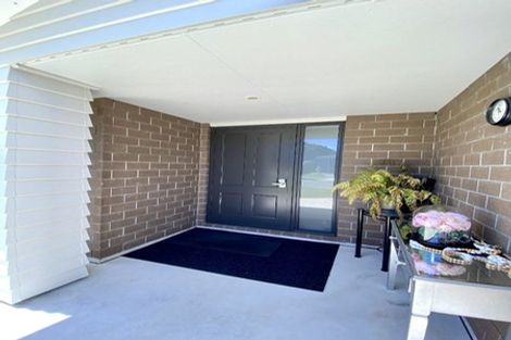 Photo of property in 6 Cory Jane Grove, Riverstone Terraces, Upper Hutt, 5018